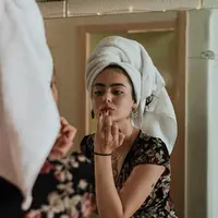 Ilustrasi wanita di depan cermin. (dok. Unsplash/kevin laminto)