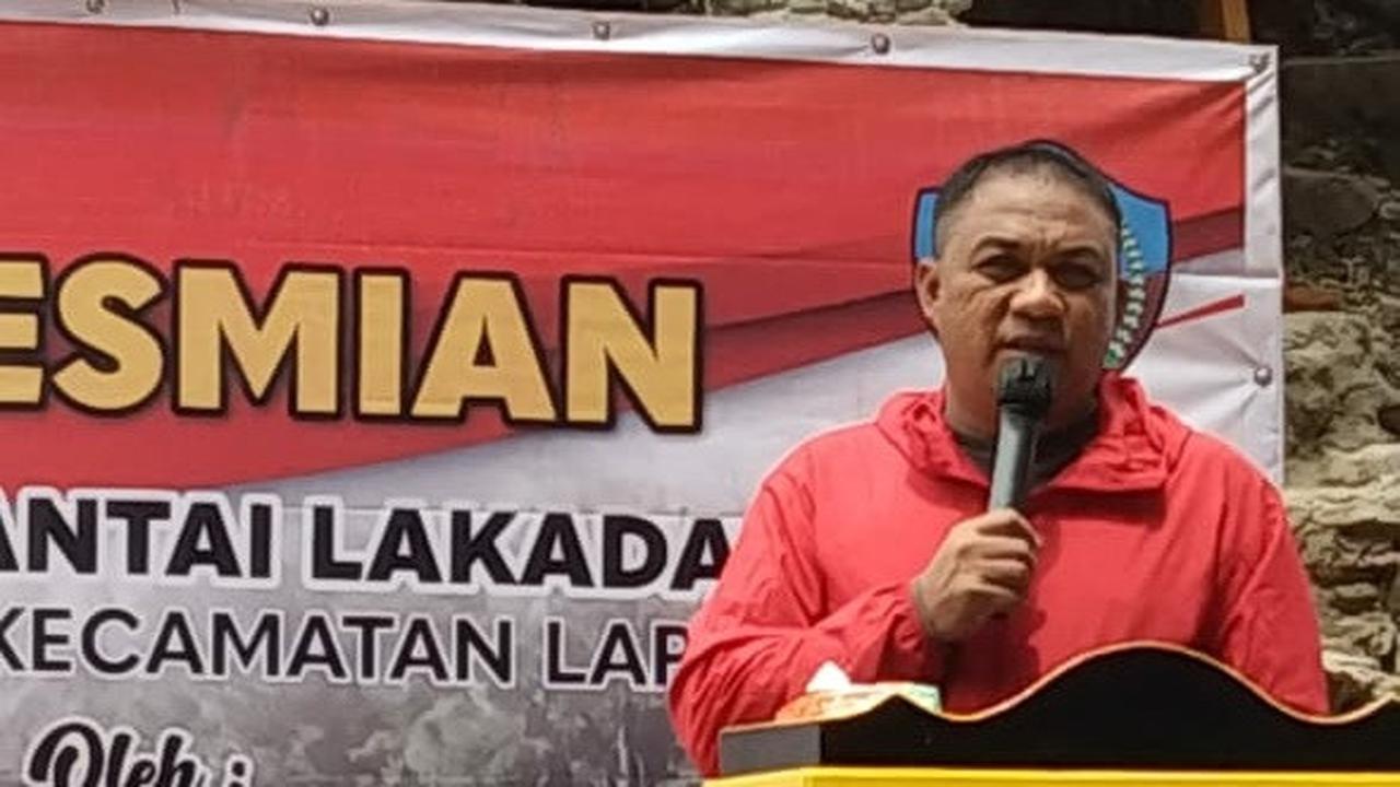 Bupati Buton Selatan, La Ode Arusani saat membuka acara festival wisata Pantai Lakadao, Minggu (4/4/2021).(Liputan6.com/istimewa)