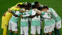 Keunggulan Real Betis 1-0 atas Chelsea bertahan hingga akhir babak pertama. Tampak dalam foto, para pemain Real Betis berkumpul sebelum pertandingan Final UEFA Conference League 2024/2025 melawan Chelsea FC di Tarczynski Arena, Wroclaw, Polandia, Rabu 28 Mei 2025 waktu setempat atau Kamis (29/5/2025) dini hari WIB. (Wojtek RADWANSKI/AFP)
