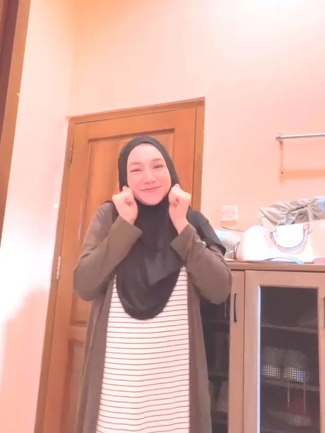 Indri Giana Istri Ustaz Riza