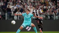 Pemain Bologna, Eivand Helland (kiri), berebut bola dengan pemain Juventus, Jonathan David, dalam pertandingan Serie A di Turin, Italia, Senin (20/4/2026) dini hari WIB. (Fabio Ferrari/LaPresse via AP)