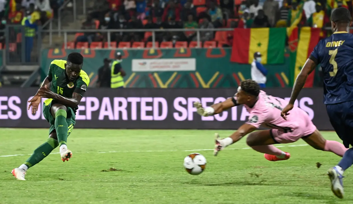 Pemain depan Senegal Bamba Dieng (kiri) mencetak gol kedua timnya ke gawang Cape Verde pada pertandingan 16 besar Piala Afrika 2021 di Kouekong Stadium, Selasa (25/1/2022) malam WIB. Senegal melaju ke perempatfinal setelah susah payah menang 2-0 atas 9 pemain Cape Verde. (Pius Utomi EKPEI/AFP)