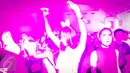 Pengunjung bergoyang mengikuti irama music DJ pada acara Djakarta Warehouse Project (DWP) 2016, di Kemayoran, Jakarta, Jumat. (09/12). (Liputan6.com/Fery Pradolo)