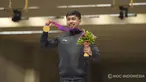 Dahaga medali emas cabang menembak di ajang Asian Games akhirnya terbayar pada Asian Games Hangzhou 2022 setelah Muhammad Sejahtera Dwi Putra merebutnya dari nomor perorangan 10 meter running target putra di Fuyang Yinhu Sports Centre, Hangzhou, China, Senin (25/9/2023). Medali emas tersebut seklaigus menjadi medali emas pertama Kontingen Indonesia pada Asian Games Hangzhou 2022. Selain medali emas, tim menembak putra yang terdiri dari Muhammad Sejahtera Dwi Putra beserta dua rekannya, Muhammad Badri Akbar dan Irfandi Julio juga mempersembahkan satu medali perunggu dari nomor 10 meter running target beregu putra. (NOC Indonesia)