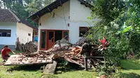 Rumah rusak setelah diguncang gempa 6,1 di Malang, Jawa Timur. (Dok BNPB)