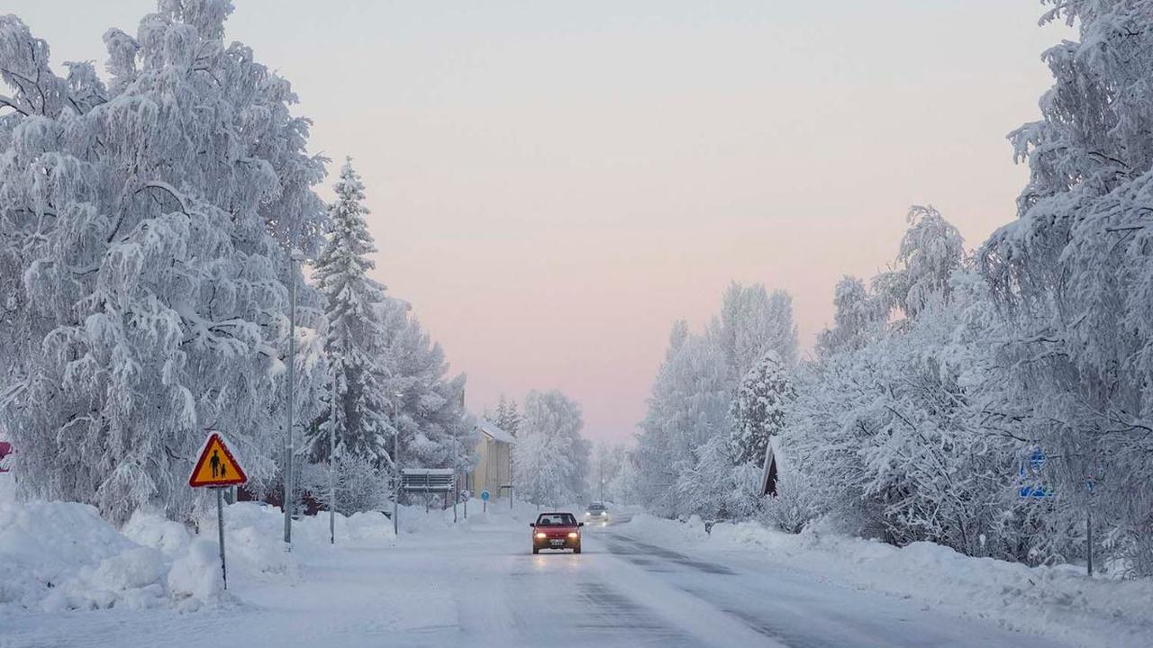 Beginilah suasana Desa Vitangi, Kota Kiruna, utara Swedia, yang diselimuti salju dan embun ketika suhu turun hingga minus 38,9 derajat Celcius pada 3 Januari 2024. Swedia menghadapi malam paling dingin di bulan Januari dalam 25 tahun terakhir pada Rabu (3