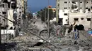 <p>Lingkungan yang rusak akibat serangan udara Israel di Kota Gaza, Palestina, Senin (23/10/2023). (AP Photo/Abed Khaled)</p>