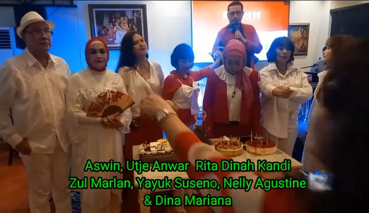 Yang berulang tahun tampak kumpul  bareng, diantaranya ada Aswin, Utje Anwar, Rita Dinah Kandi, Zul Marlan, Yayuk Suseno, Nelly Agustine dan Dina Mariana. [Youtube/Nourma Yunita Channel]