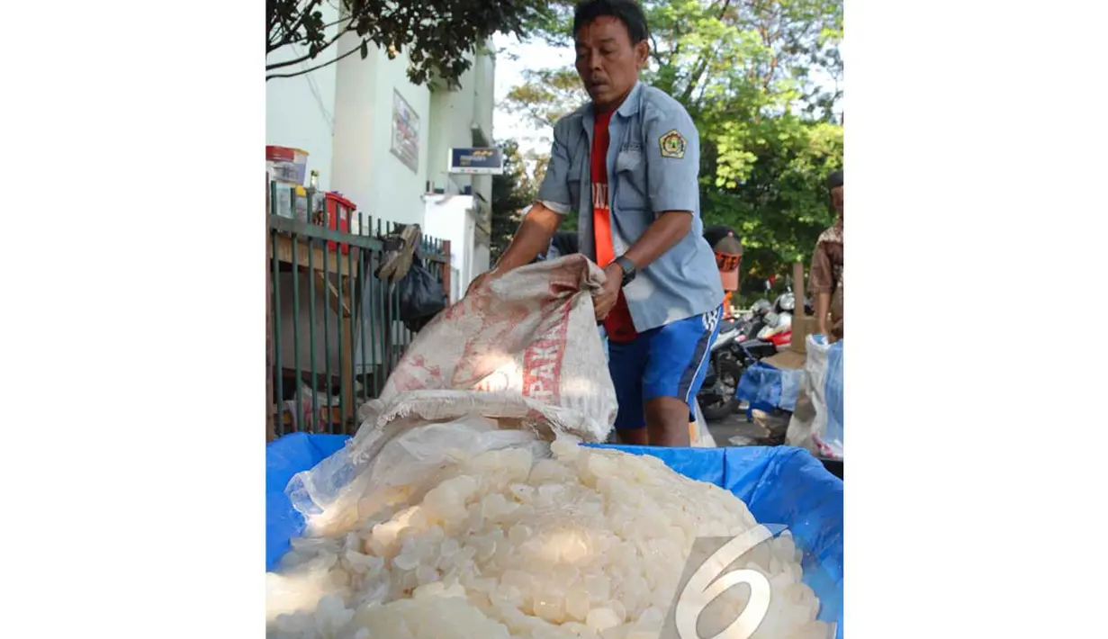 Harga per kilogram kolangkaling dijual berkisar Rp8.000 dan Rp10 ribu. Dibanding hari-hari biasanya, selama bulan Ramadan ini penghasilan bisa melonjak 100 persen, Jakarta, Selasa (1/7/2014) (Liputan6.com/Miftahul Hayat)