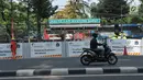 Seorang pengendara motor melintas di sebelah proyek pembangunan pedestrian di Jalan Lapangan Banteng, Jakarta, Minggu (16/7). (Liputan6.com/Helmi Afandi)