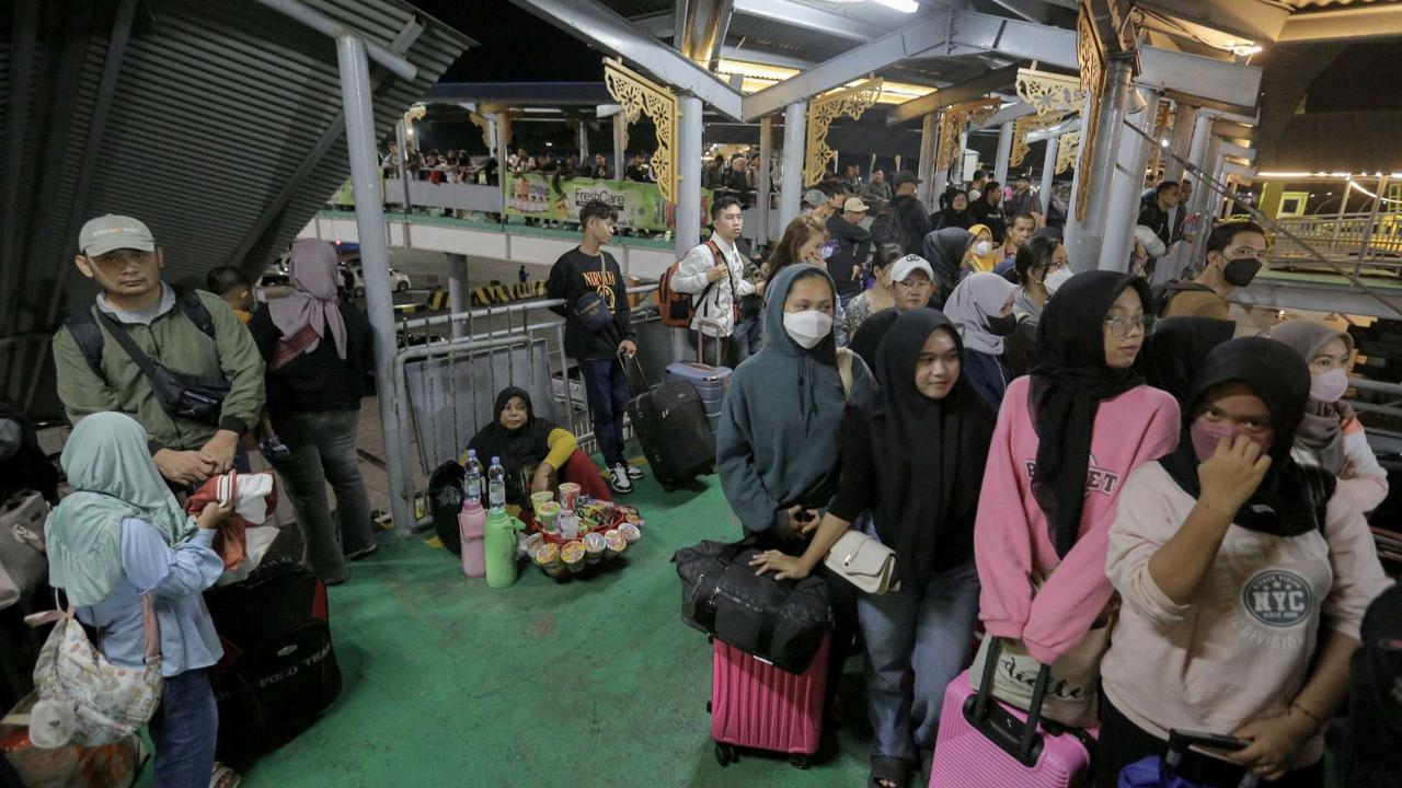 Wajah lelah pemudik antre panjang di Pelabuhan Merak Banten
