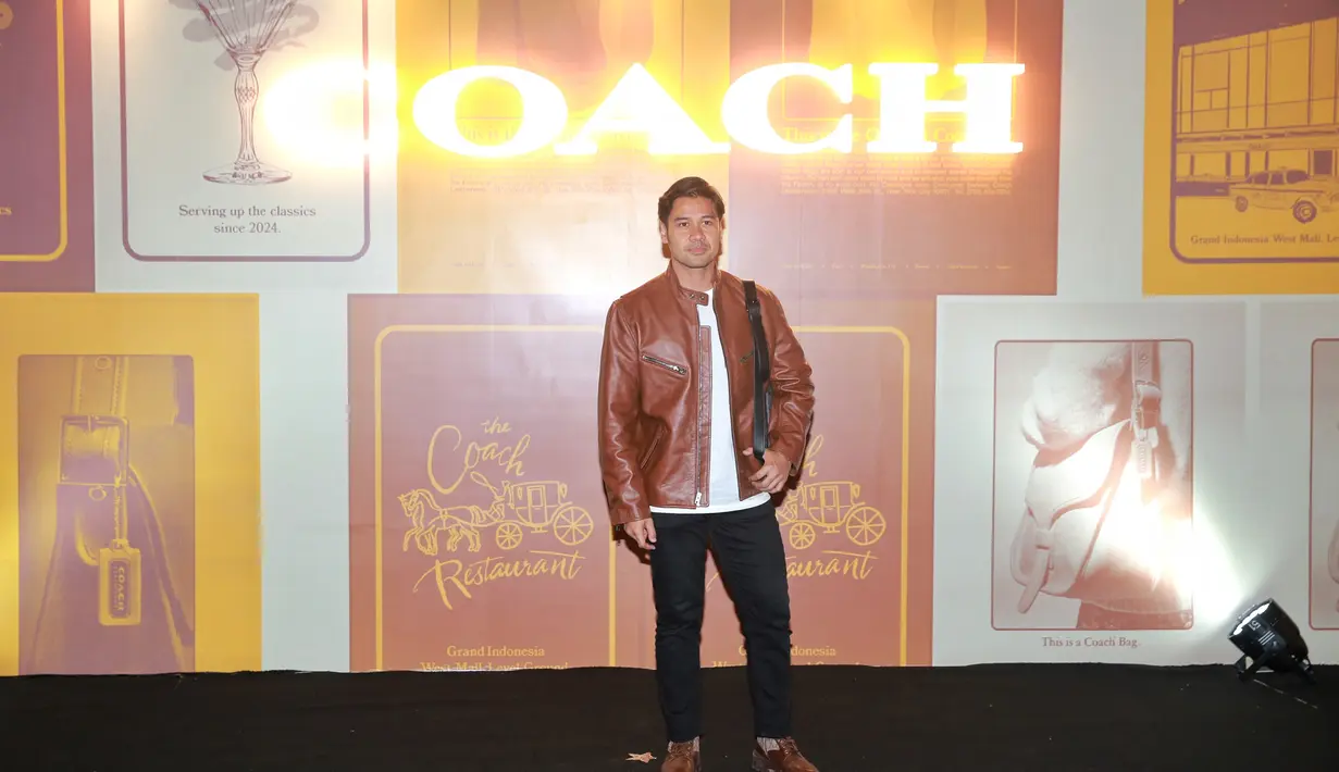 Chicco Jerikho tampil menawan dengan kaus putih yang ditumpuknya dengan leather jacket berwarna cokelat, dipadukannya mengenakan celana panjang hitam, dan leather shoes yang juga berwarna cokelat serasi. [Foto: Document FIMELA/Adrian Putra]