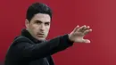 Pelatih Arsenal, Mikel Arteta menginstruksikan pemainnya saat bertanding melawan Sheffield United pada pertandingan Liga Inggris di stadion Bramall Lane, Inggris, Senin (12/4/2021). Kemenangan ini membuat Arsenal berada di peringkat kesembilan dengan 45 poin. (AP Photo/Tim Keeton, Pool)
