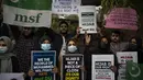 Pelajar Muslim India memegang plakat saat protes menentang pelarangan gadis Muslim mengenakan jilbab menghadiri kelas di beberapa sekolah di negara bagian Karnataka, India selatan, di New Delhi, India, Selasa, 8 Februari 2022. (AP Photo/Altaf Qadri)