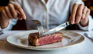 Cara Makan Steak dengan Garpu dan Pisau yang Benar dan Elegan