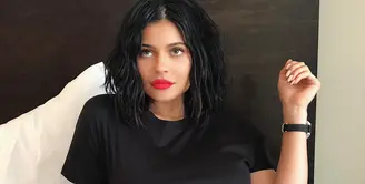 Kylie Jenner memang selalu terlihat stylist kapanpun, di manapun, bahkan saat posting snapchat dan juga Insta Story. (instagram/kyliejenner)