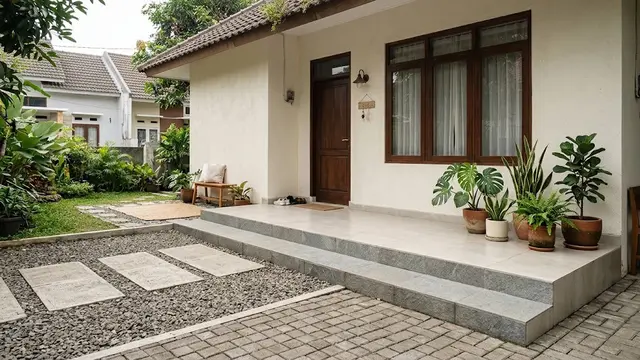 Teras Rumah dengan Lantai Naik Satu Anak Tangga