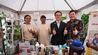 Sinar Mas Board Member, Franky Oesman Widjaja dan Direktur Utama Bank Sinarmas Frenky Tirtowijoyo berfoto di booth UMKM binaan Bank Sinarmas di kegiatan Tjipta UMKM Fair 2024,&nbsp;Jakarta. (Dok Sinar Mas)