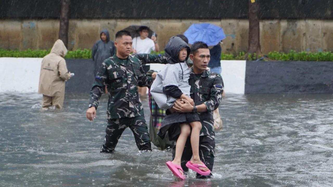 FOTO: Banjir Pademangan, Prajurit TNI AL Bantu Warga