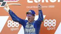 Pembalap Suzuki, Joan Mir, melakukan selebrasi usai menjuarai balapan MotoGP Eropa di Sirkuit Ricardo Tormo, Valencia, Minggu (8/11/2020). Joan Mir finis pertama dengan catatan waktu 41 menit 37,297 detik. (AP/Alberto Saiz)