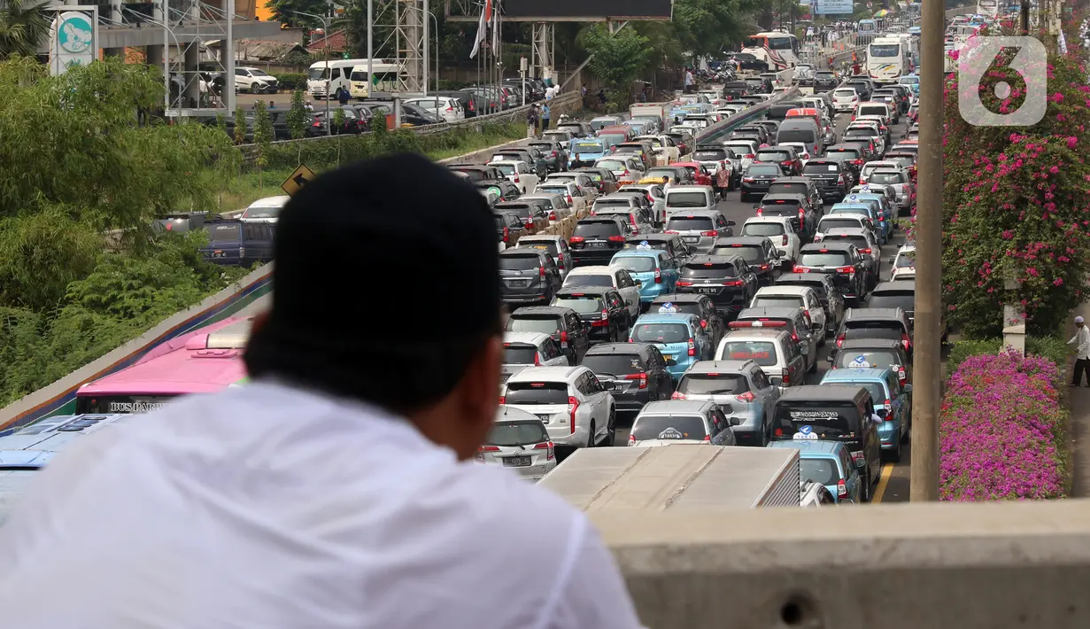 Sejumlah kendaraan terjebak kemacetan panjang di tol yang mengarah ke Bandara Soekarno-Hatta (Soetta), Tangerang, Banten, Selasa (10/11/2020). Kemacetan terjadi karena adanya penyambutan kepulangan pimipinan Front Pembela Islam (FPI) Rizieq Shihab. (Liputan6.com/Angga Yuniar)