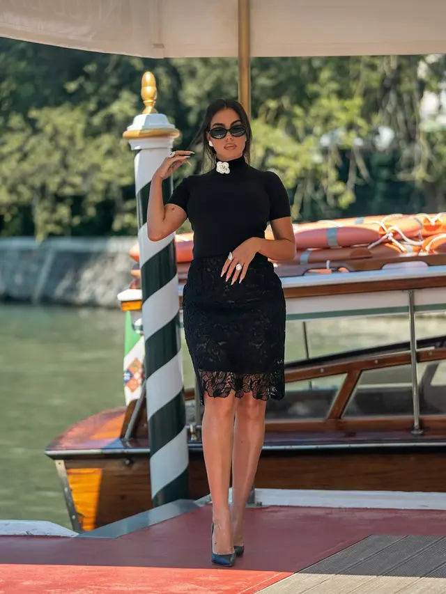 Gaya Georgina Rodriguez Pamer Cincin Tunangannya dengan Gaun Serba Hitam di Venice International Film Festival 2025