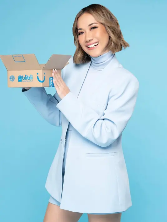 Di sebuah photoshoot, BCL tampil cantik mengenakan outfit satu warna, yaitu baby blue. Ia memadukan turtleneck dengan short pants dan blazer berwarna sama. [Foto: Instagram/itsmebcl]