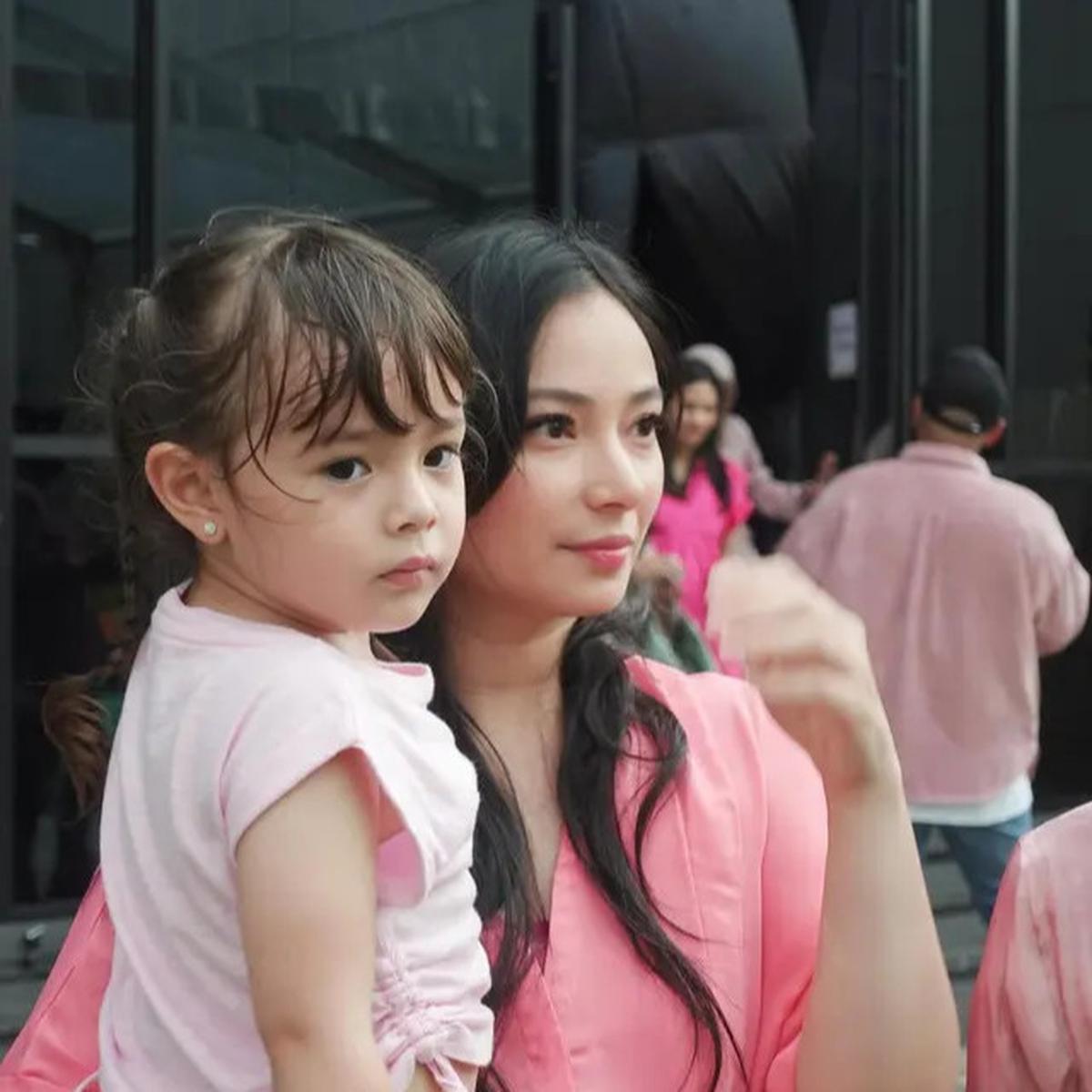 6 Potret Asmirandah Bareng Chloe di Berbagai Acara Launching Produk, Selalu Selaras