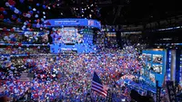 Balon-balon dijatuhkan setelah Wakil Presiden Amerika Serikat dan calon presiden dari Partai Demokrat Kamala Harris mengakhiri sambutannya pada hari keempat dan terakhir Konvensi Nasional Partai Demokrat (DNC) di United Center di Chicago, Illinois, pada tanggal 22 Agustus 2024. (Eva HAMBACH/AFP)