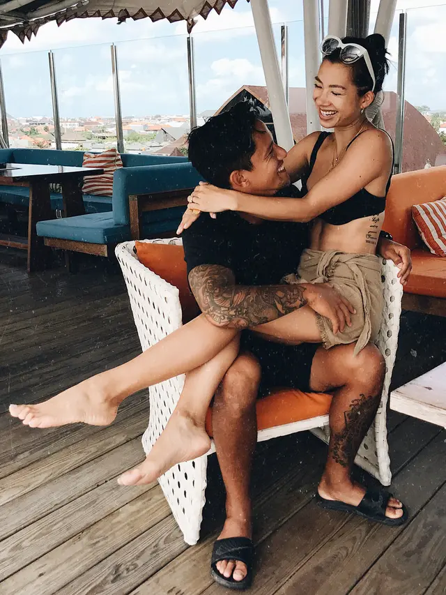 [Bintang] Bikin Baper Sejuta Umat, Ini 5 Potret Mesranya Gaya Jennifer dan Irfan Bachdim