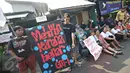 Warga Jalan Lauser, RT 08/08, Kebayoran Baru, Jakarta, menjaga ketat pintu masuk permukiman mereka, Senin (9/5). Penjagaan dilakukan lantaran hari ini diisukan akan ada penyampaian SP-2 terkait penggusuran di lokasi itu. (Liputan6.com/Immanuel Antonius)
