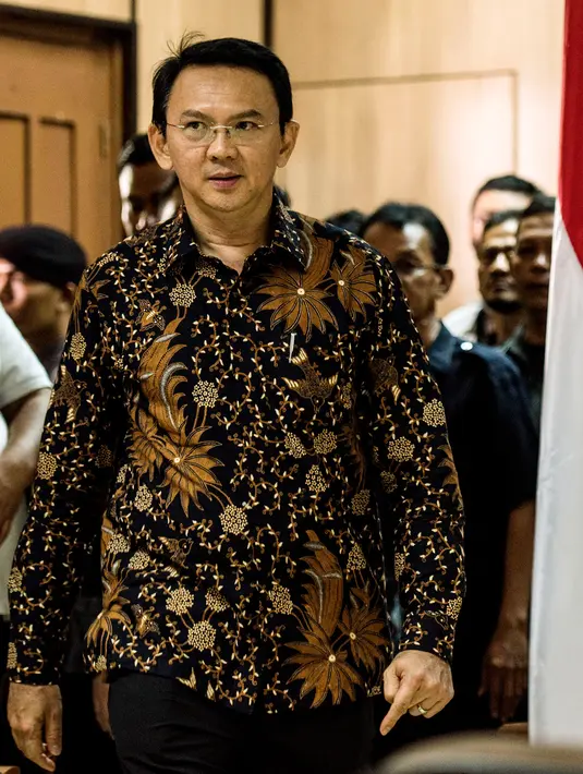 Basuki Tjahaja Purnama (Ahok) memasuki ruang sidang Pengadilan Negeri (PN) Jakarta Utara, Selasa (20/12). Sidang kedua Ahok mengagendakan jawaban Jaksa Penuntut Umum terhadap eksepsi yang disampaikan pada sidang pertama. (Liputan6.com/Pool/Agung Rajasa)