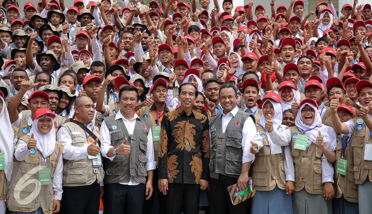 Presiden Joko Widodo berfoto bersama para pelajar saat pembukaan kegiatan KKP 2015 di Istana Negara, Jakarta, Rabu (18/11). Sebanyak 1.173 pengurus OSIS SMP, SMA, dan SMK se-Indonesia ikut berpartisipasi dalam kegiatan ini. (Liputan6.com/Faizal Fanani)
