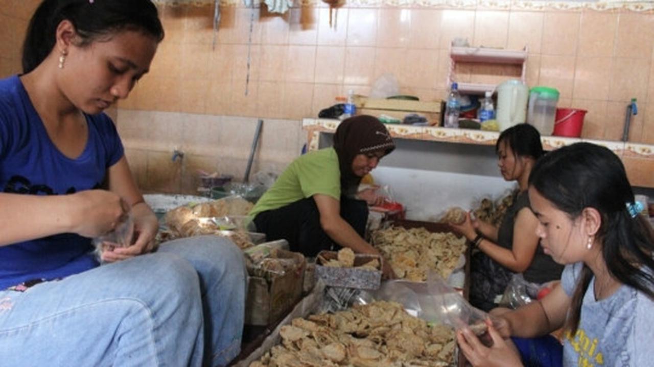 Rupiah anjlok, produsen keripik tempe khas Malang kurangi irisan