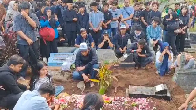 Pemakaman Rheza Sendy Pratama, Mahasiswa Amikom Yogya Meninggal saat Ricuh Demo di Polda