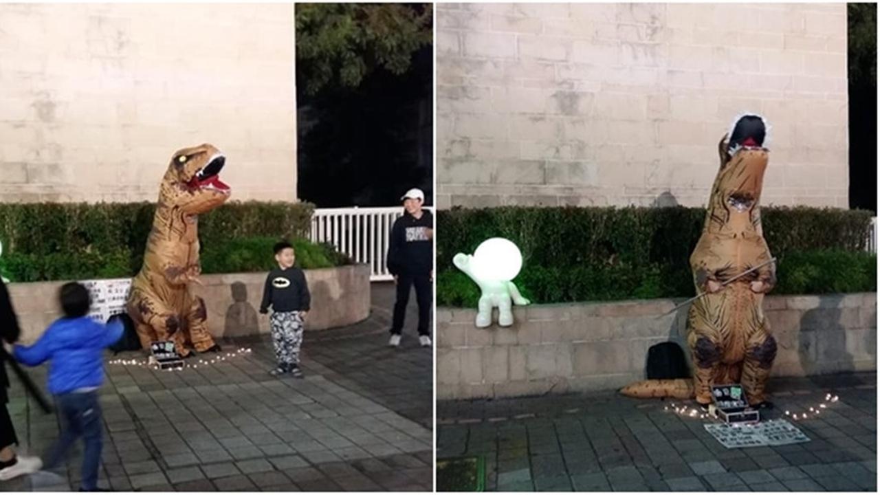 Gadis jadi badut t-rex