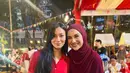 Ada Asmirandah yang tampil kasual dengan kemeja merahnya, dipadukan dengan loose pants dan shoulder bag serba putih. [@asmirandah89].