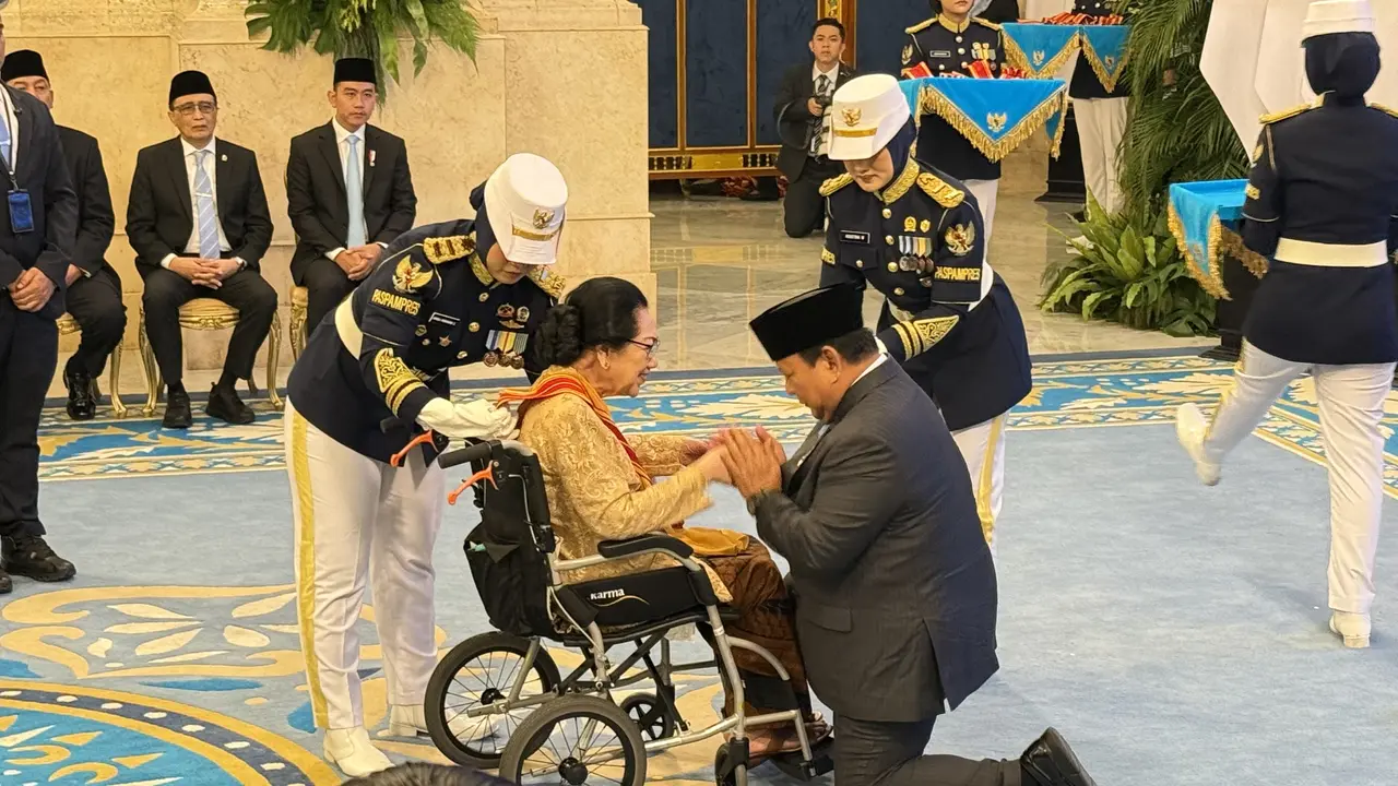 Presiden Prabowo Subianto menyematkan tanda kehormatan kepada Siti Hardjanti Wismoyo (Liputan6.com/Lizsa Egeham)