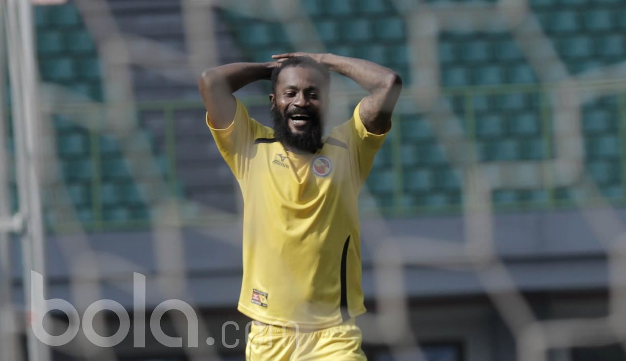 Ekspresi kekecewaan Pemain Semen Padang, Didier Zokora, usai gagal mencetak gol saat mengikuti sesi latihan di Stadion Patriot, Bekasi, Jumat (19/05/2017). Latihan tersebut merupakan persiapan jelang lawan Bhayangkara FC. (Bola.com/M Iqbal Ichsan)