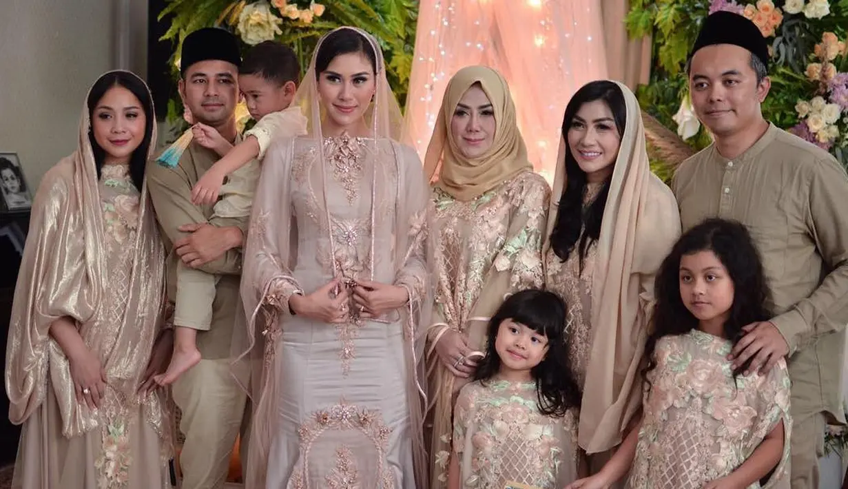 Sejak menikah dengan Raffi Ahmad, Nagita Slavina pun juga dekat dengan keluarga suaminya. Terutama kedua adik Raffi, yakni Nisya Ahmad dan Syahnaz Sadiqah. (Instagram/nissyaa)