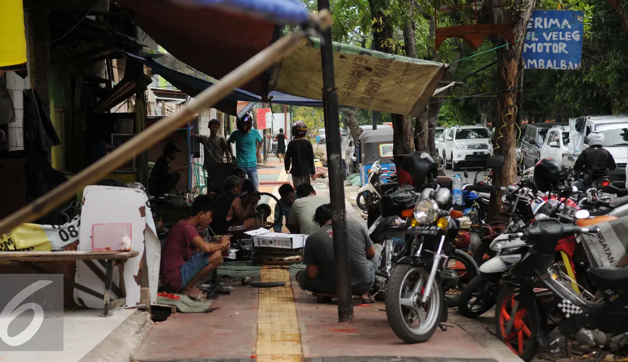 Pemandangan penggunaan Trotoar Ramah Disabilitas di Jalan Hidup Baru, Kalimati, Jakarta Utara, Selasa (27/12). Kurangnya sosialisai kepada masyarakat membuat Trotoar berubah fungsi menjadi tempat usaha. (Liputan6.com/Gempur M. Surya)