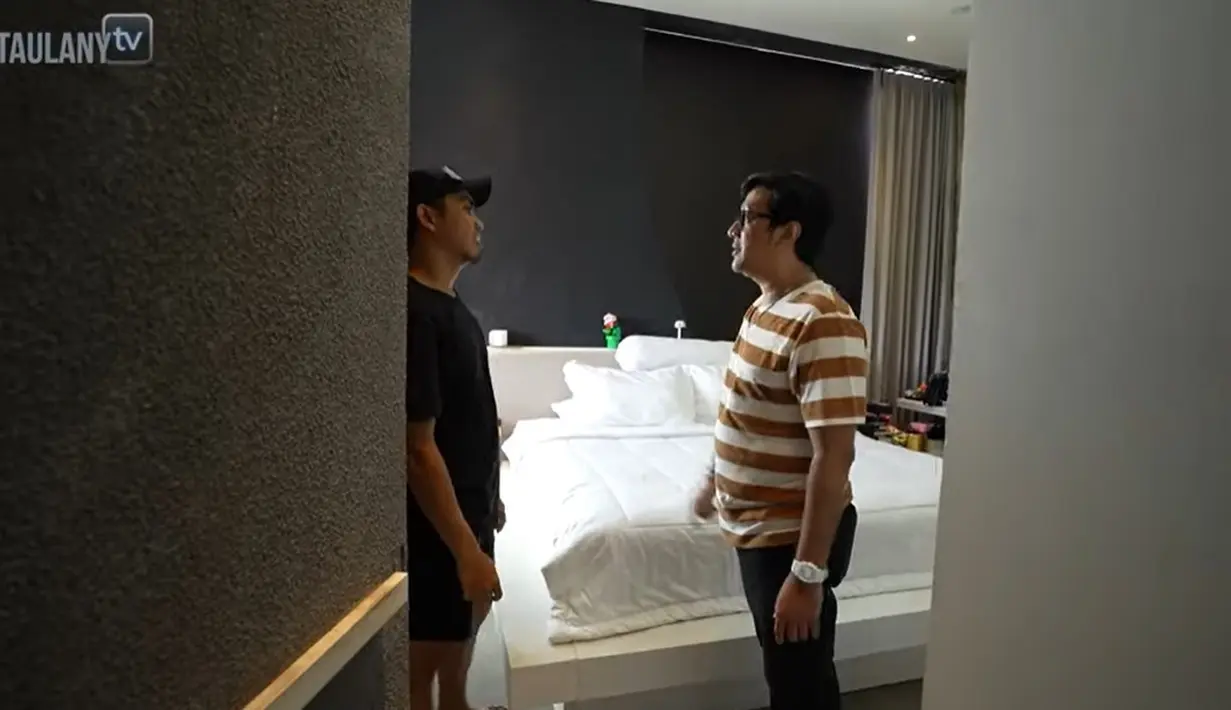 Ruangan berikut merupakan kamar utamanya Ayudia dan Ditto berada di lantai dua. Sedangkan untuk tempat pakaian ada ruangan khusus dilantai bawah dekat tangga. Sedangkan di ruang ini hanya satu lemari. [Youtube/TAULANY TV]