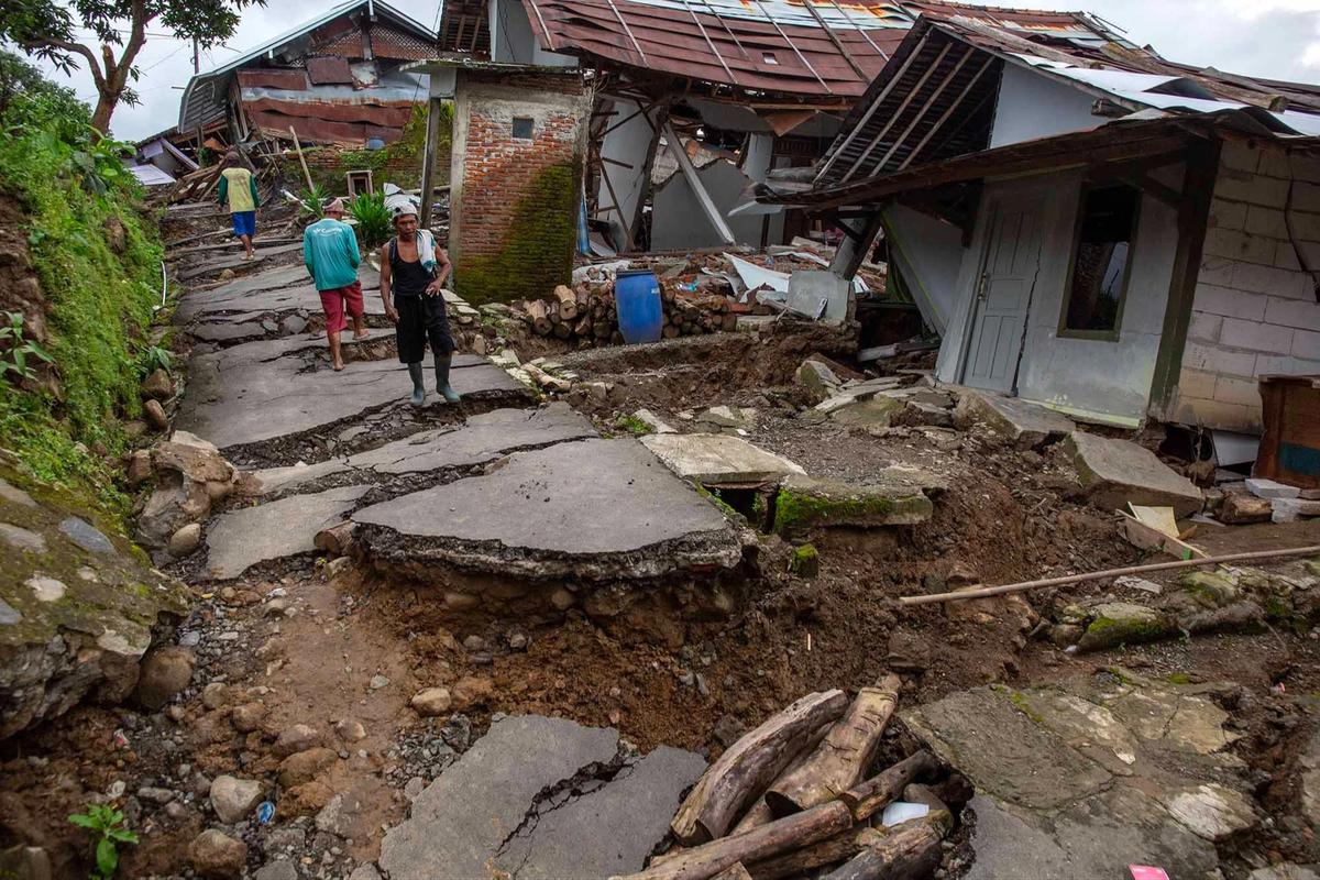 FOTO: Ribuan Warga Padasari Mengungsi Akibat Tanah Bergerak