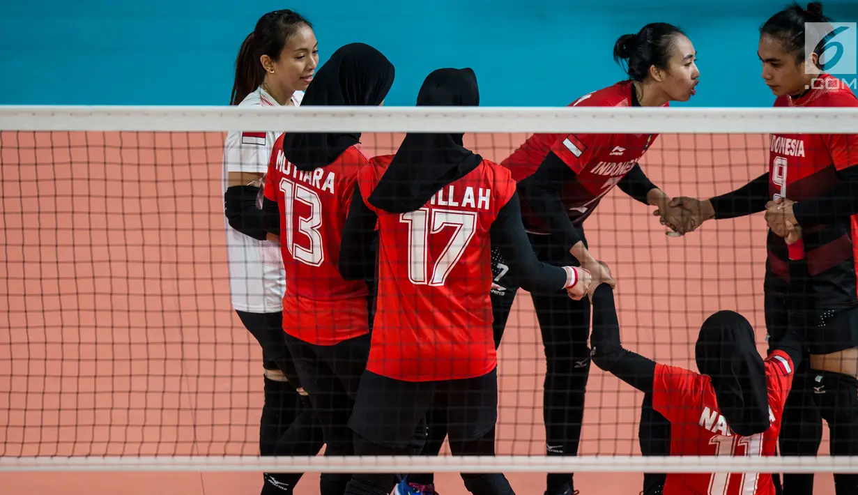 Pemain Voli Indonesia saat melawan Thailand dalam babak penyisihan grup A voli putri Asian Games 2018 di lapangan Tennis Indoor Senayan, Jakarta, Senin (27/8). Indonesia kalah 1-3 dari Thailand. (Bola.com/Vitalis Yogi Trisna)
