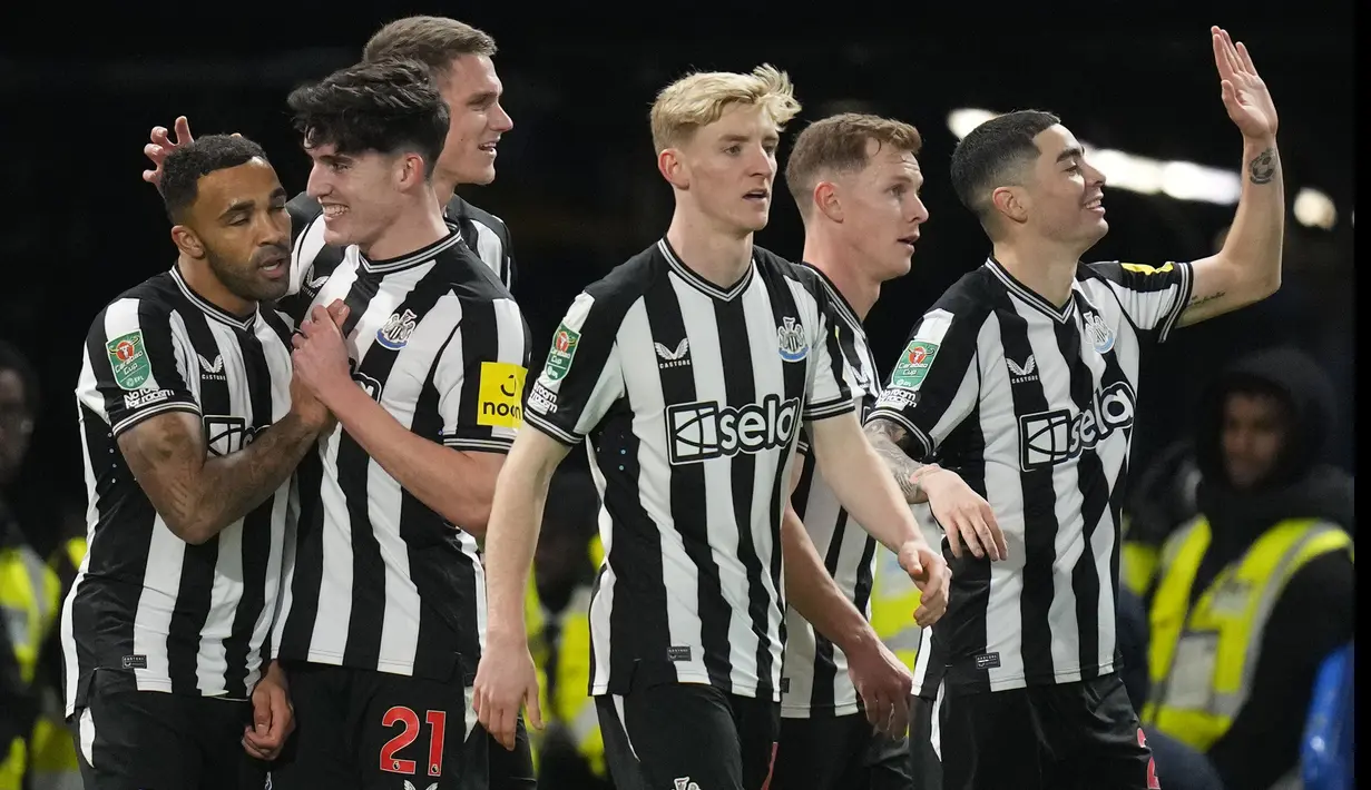 Selebrasi para pemain Newcastle United setelah Callum Wilson (kiri) mencetak gol ke gawang Chelsea pada laga perempatfinal Carabao Cup 2023/2024 di Stamford Bridge, London, Rabu (20/12/2023) dini hari WIB. (AP Photo/Kirsty Wigglesworth)
