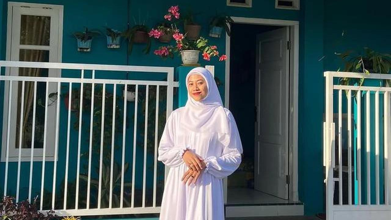 6 Potret Ruang Tamu Rumah Megawati Hangestri, Elegan dengan Lemari Piala