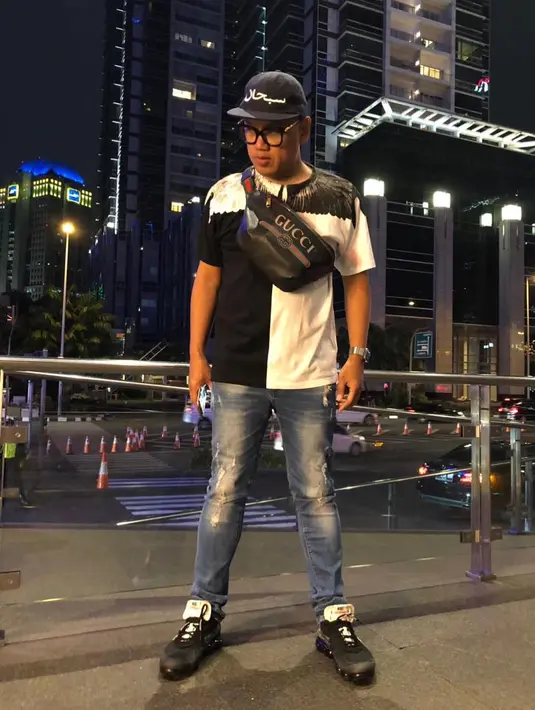 "Ya namanya hobi pasti ada (budget). Meski ada budget kadang-kadang saya mengontrol juga. Waduh... udah mulai berlebihan nih beli sepatu. Jadi ditahan dulu,” ungkapnya.  (Instagram/king_uyakuya)