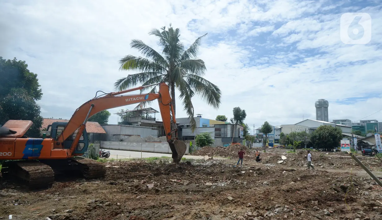 Pekerja mengunakan alat berat meratakan tanah untuk pelebaran jalan dan pembuatan alun-alun di depan Kantor Wali Kota Tangerang Selatan, Banten, Senin (30/11/2020). Pemkot Tangsel rencananya akan membangun alun-alun seluas 20 hektare untuk bisa nampung kegiatan warga. (merdeka.com/Dwi Narwoko)