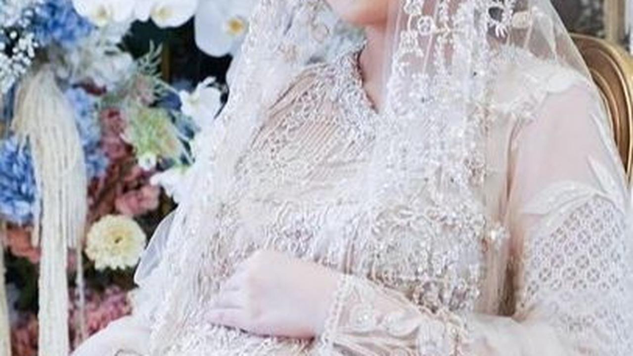 "Tasyakuran 4 Bulanan ananda @debbypramestyaa . Mohon doa restunya semoga selalu diberi kesehatan, ketabahan dan kekuatan. Amiiin," tulis Bambang Soesatyo. <br>