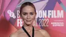 Emily Blunt berpose di depan fotografer saat tiba untuk pemutaran perdana film 'The English' selama Festival Film London 2022 di London, Sabtu, 15 Oktober 2022. Ansambel leher halter bintang layar Emily dilengkapi dengan gelang tebal yang dikenakannya di pergelangan tangannya dengan warna yang sama dengan gaunnya. (Photo by Vianney Le Caer/Invision/AP)